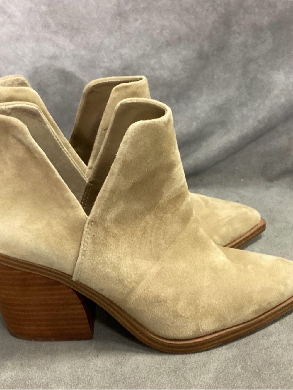 Vince Camuto Tan Suede V-Cut Pointed Toe Block Heel Ankle Booties Size 8M